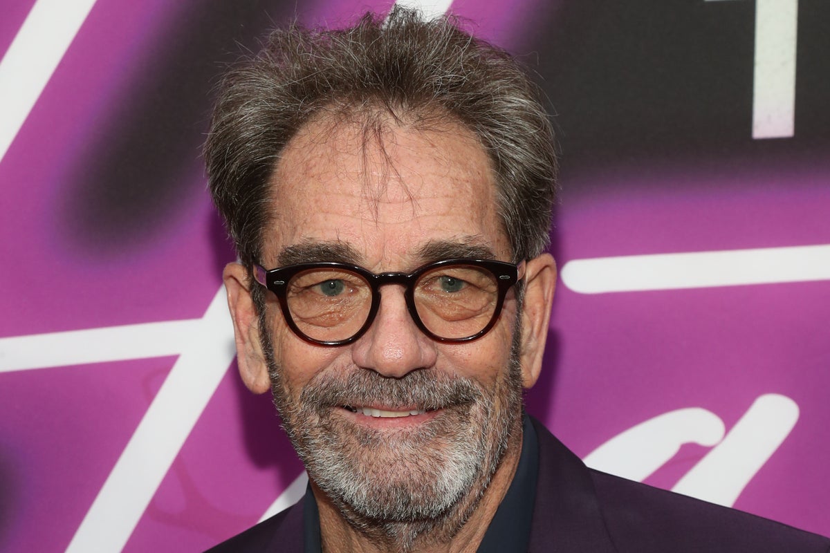 Huey Lewis says he ‘can’t hear music’ after severe hearing loss(02)