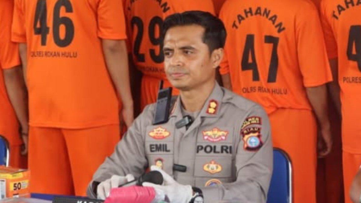AKBP Emil Eka Putra: Kapolsek yang Mengangkat Siswa Gadai HP sebagai Adik Angkat dan Dermawan