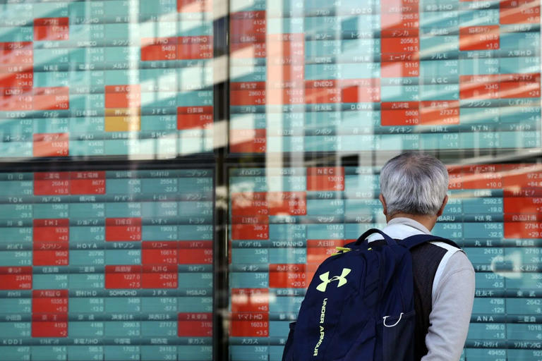 Asian stocks cautious ahead of Japan bond auction