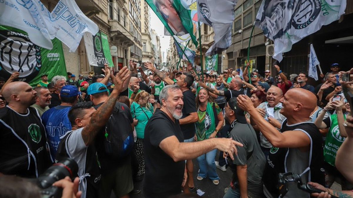 El Gobierno advirtió que le descontará el día a los estatales que ...