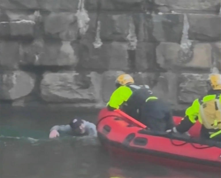 Man desperately clings to overturned canoe under Philly bridge for