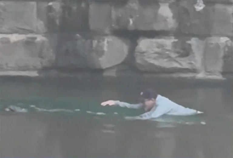 Man desperately clings to overturned canoe under Philly bridge for