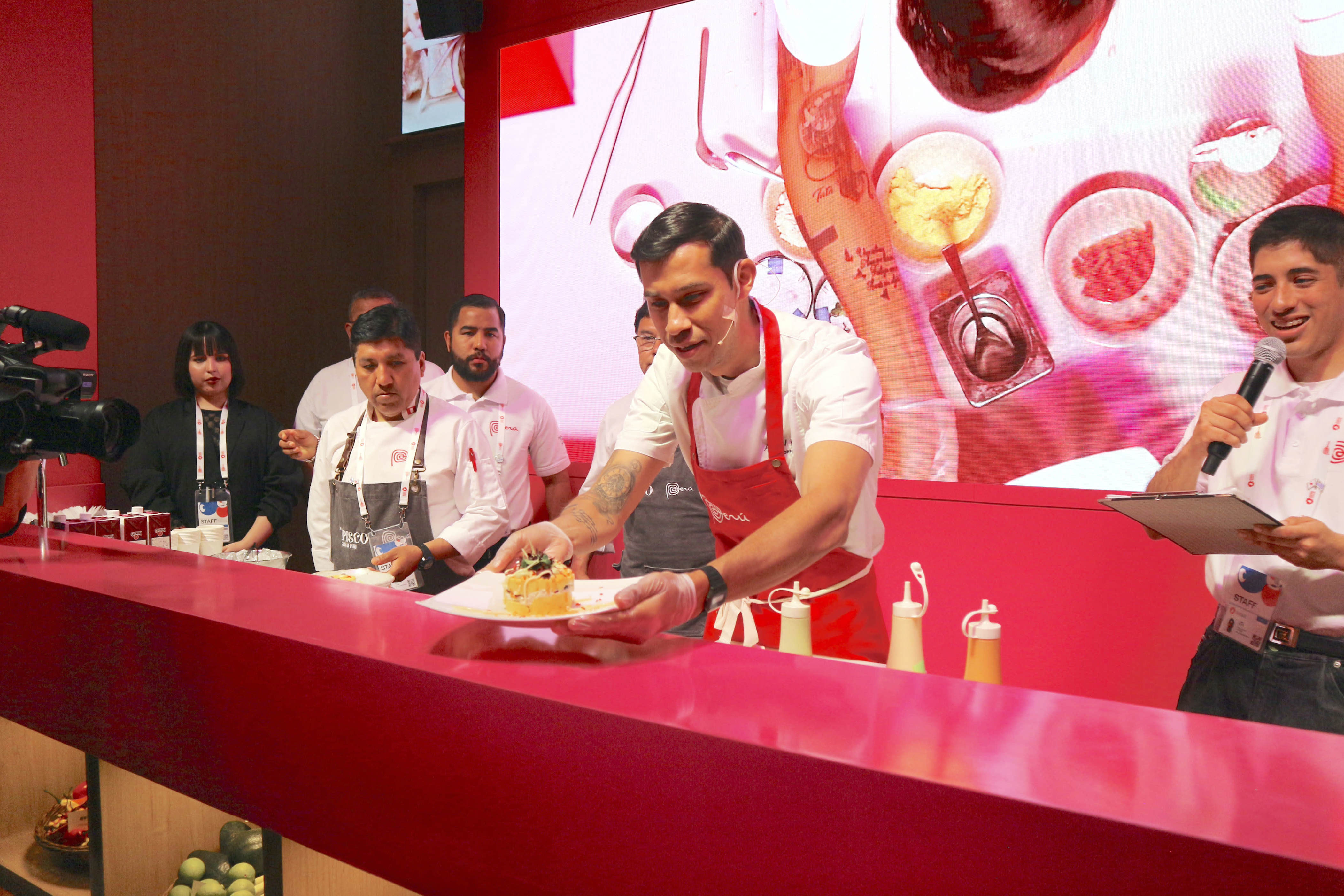 大阪万博ペルー館エプロン 待ち時間ゼロで、しかもタダ！？ 取材で通っ