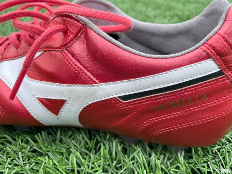 ミズノの最強スパイク『モレリア2』、新作を履いてみた！40周年で施され