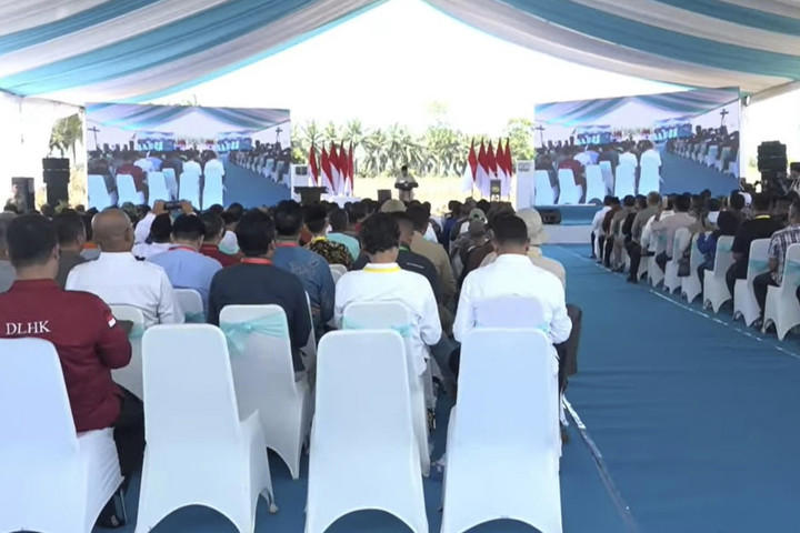 Presiden RI Prabowo Subianto berpidato saat Panen Raya Jagung Serentak Kuartal II dan Pelepasan Ekspor Jagung di Bangkeyang, Kalimantan Barat, Kamis (6/5/2025). Foto: Youtube/Sekretariat Presiden