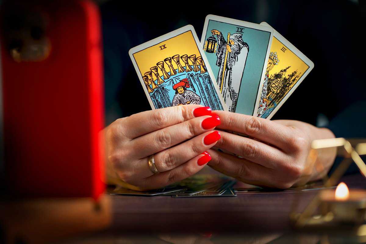 The Difference Between Tarot Cards Vs Oracle Cards
