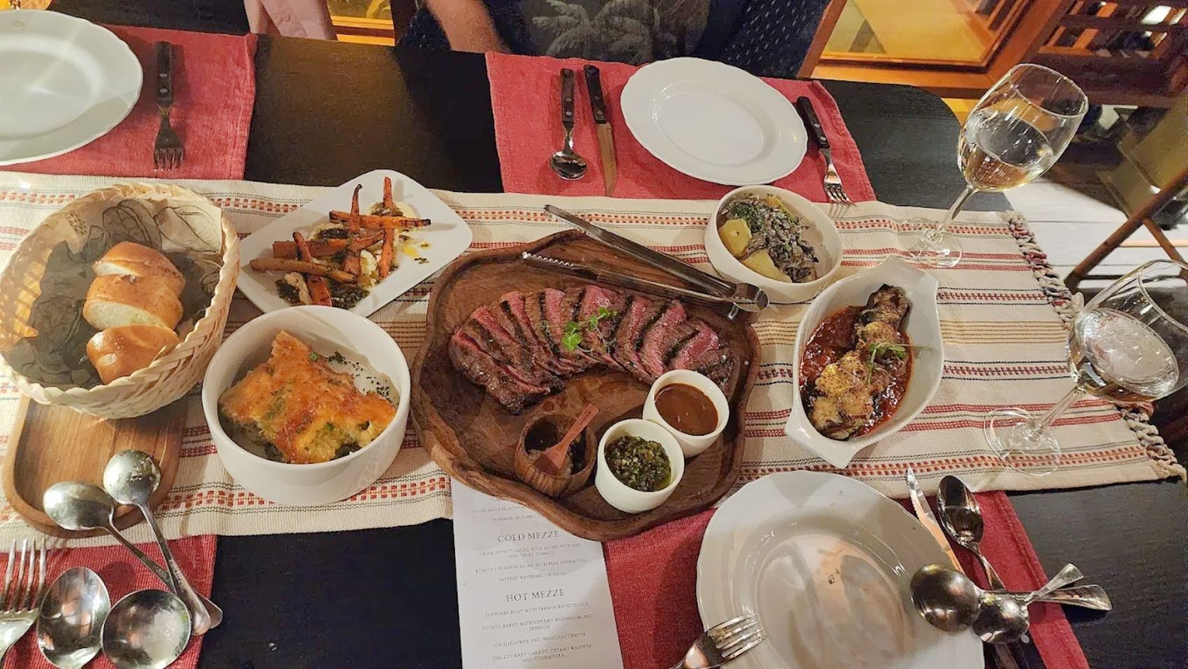 Eats and Treats: 10 Tempat Makan Estetik di Bandung yang Sedang Hits