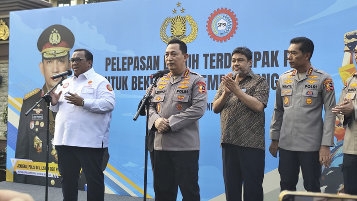 Kapolri, Jenderal Listyo Sigit Prabowo, saat melepas ratusan buruh yang terkena PHK, Kamis (12/6/2025). Foto: Rachmadi Rasyad/kumparan
