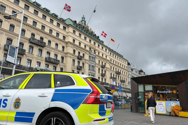 Polis, 11 Haziran 2025'te Stockholm, İsveç'teki yıllık Bilderberg toplantısı öncesinde Grand Hotel'e erişimi engelledi. REUTERS/Simon Johnson