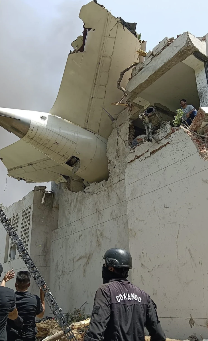 Máy bay rơi ở Ấn Độ: Hàng chục sinh viên y khoa ở mặt đất tử nạn vì máy bay đâm trúng