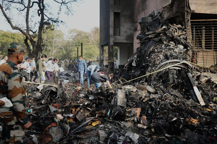 Socorristas trabalham no local de queda de um avião na cidade de Ahmedabad, no estado de Gujarat, na Índia Foto: Ajit Solanki/AP