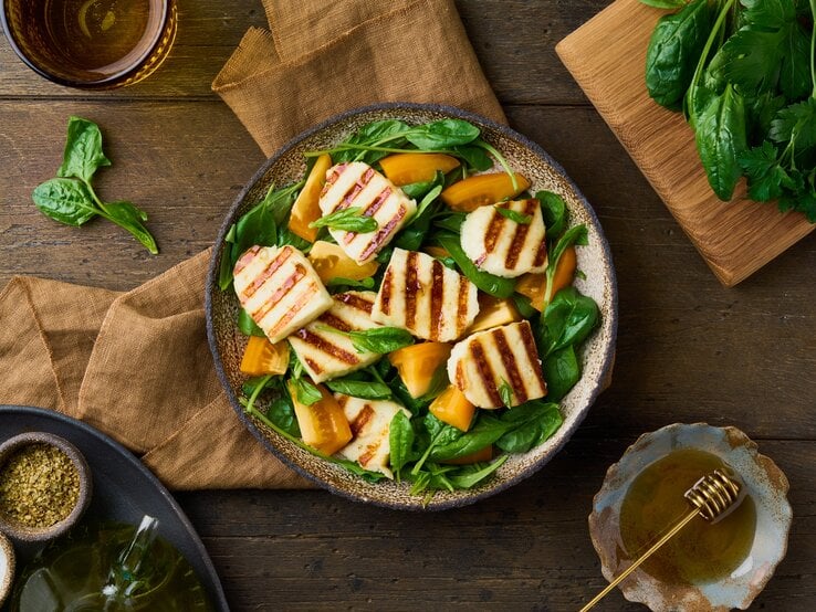 Sommersalat in Low Carb: Dieses Halloumi-Rezept rockt den Salatteller