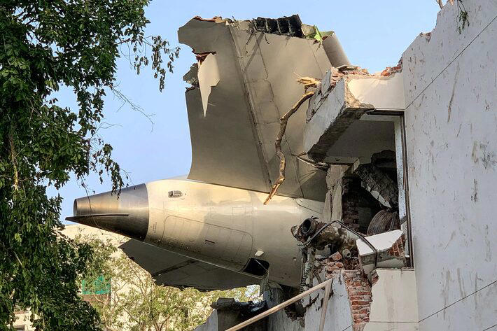 Imagem mostra parte traseira do voo 171 da Air India no local aps a queda em uma rea residencial perto do aeroporto de Ahmedabad nesta quinta-feira, 12. Um avio de passageiros com destino a Londres caiu na cidade indiana de Ahmedabad e acredita-se que todas as pessoas a bordo morreram, exceto um Foto: Sam Panthaky/AFP