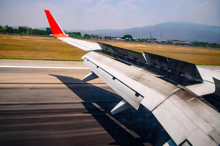 Os flaps, abas localizados nas pontas das asas, desempenham um papel vital durante a decolagem de aviões