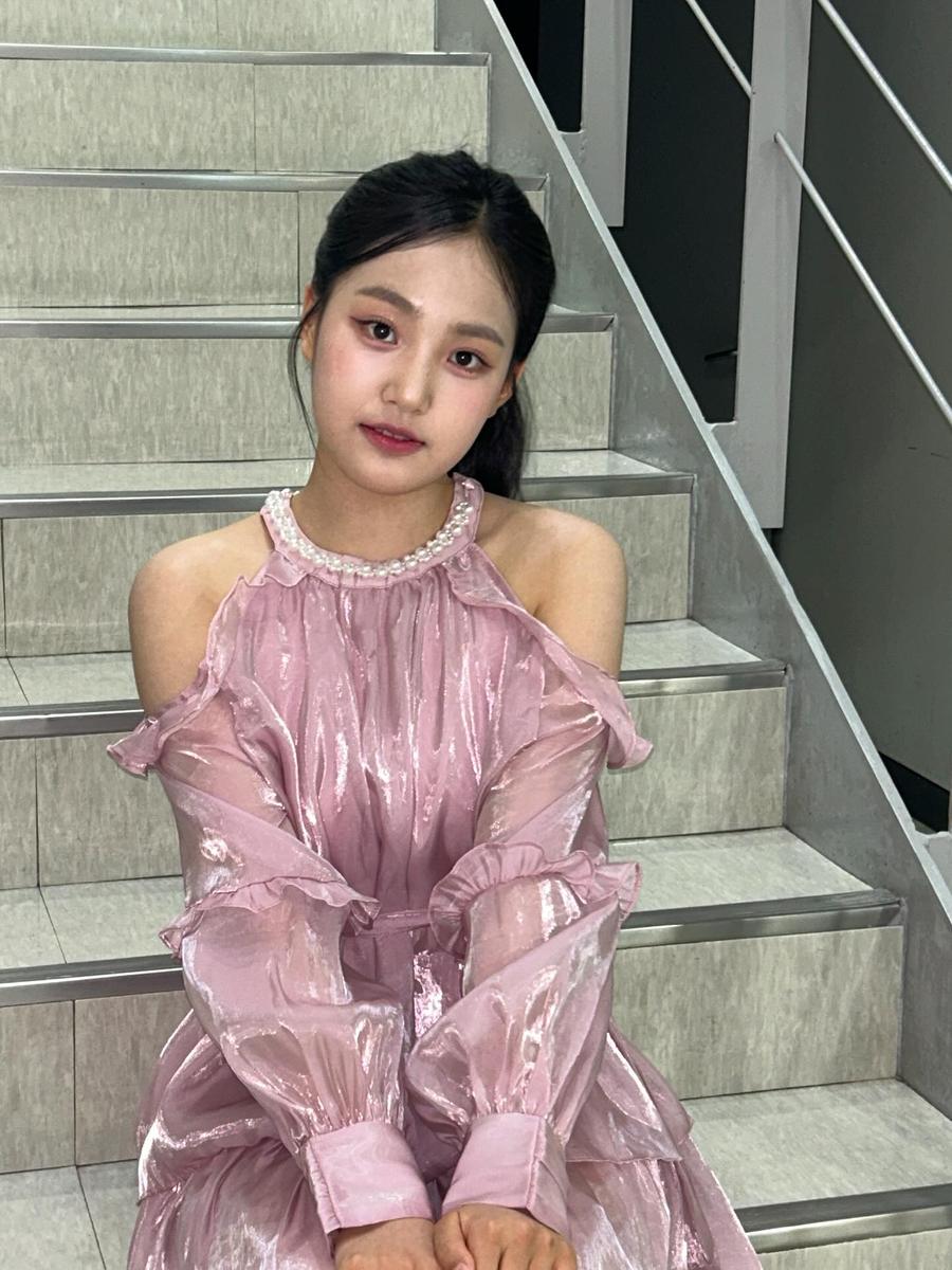 🪞🌸🪻 약간의 스테인드 글라스 반짝임, 약간의 핑크와 그린 플로럴 글로우, 그리고 라벤더 블루베리 코케트의 매력 🩰🫐  _____ #springnails #nails #nailinspo #diynails #naildesign #glassnails  #nailtutorials #nailart, image size:768x1024