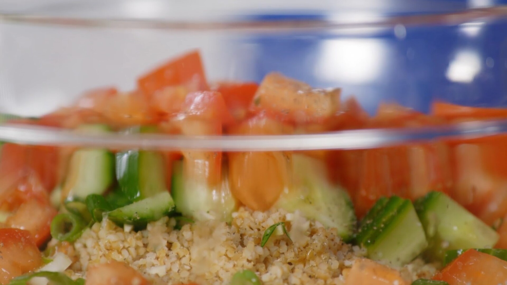 Frischer und einfacher Tabbouleh-Salat mit Bulgur, Petersilie und Minze