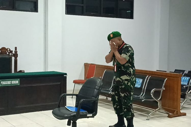 Sertu Al Hadid Filain tak kuasa menahan tangis saat menjalani sidang putusan di di Pengadilan Militer I-02 Medan, Jalan Ngumban Surbakti, Kota Medan.