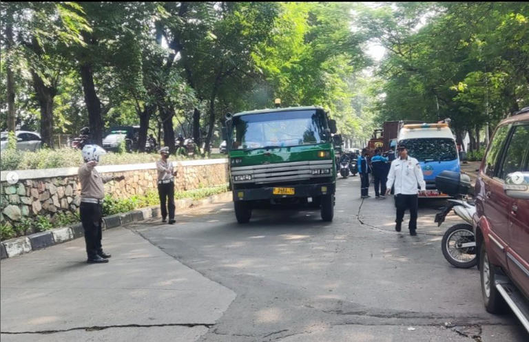 Operasi Gabungan Uji Emisi oleh Dinas Lingkungan Hidup, bersama Satpol PP, Dinas Perhubungan (Dishub) dan Subdit Gakkum Polda Metro Jaya di Plumpang, Jakarta Utara