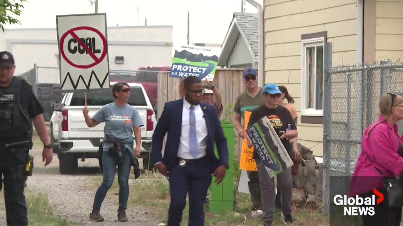 Alberta Premier Danielle Smith addresses coal concerns during town hall