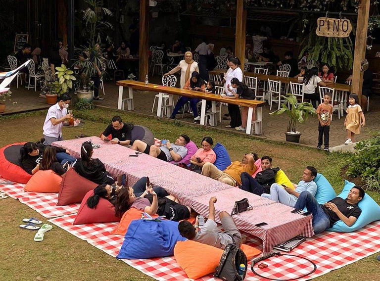 9 Tempat Makan Keluarga Terbaik di Bandung 2025: View Alam Cantik ...