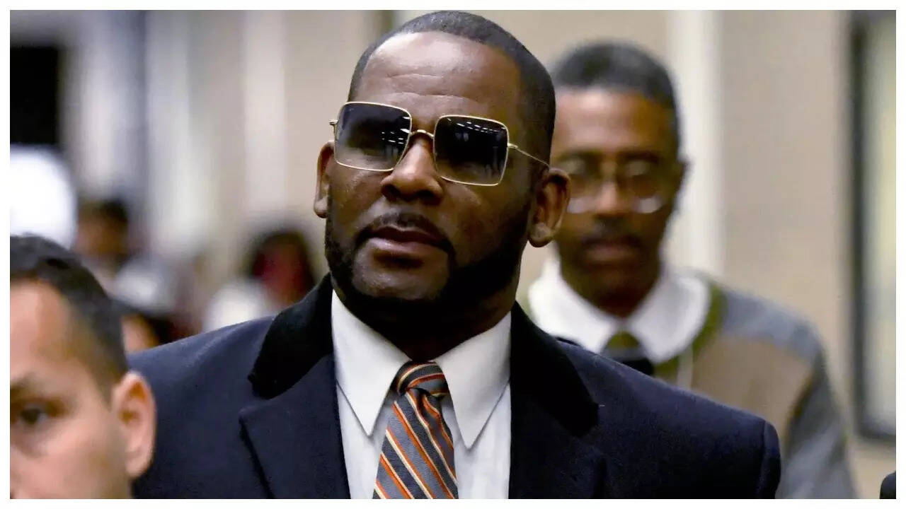 R Kelly seeks pardon from President Donald Trump amidst solitary(01)