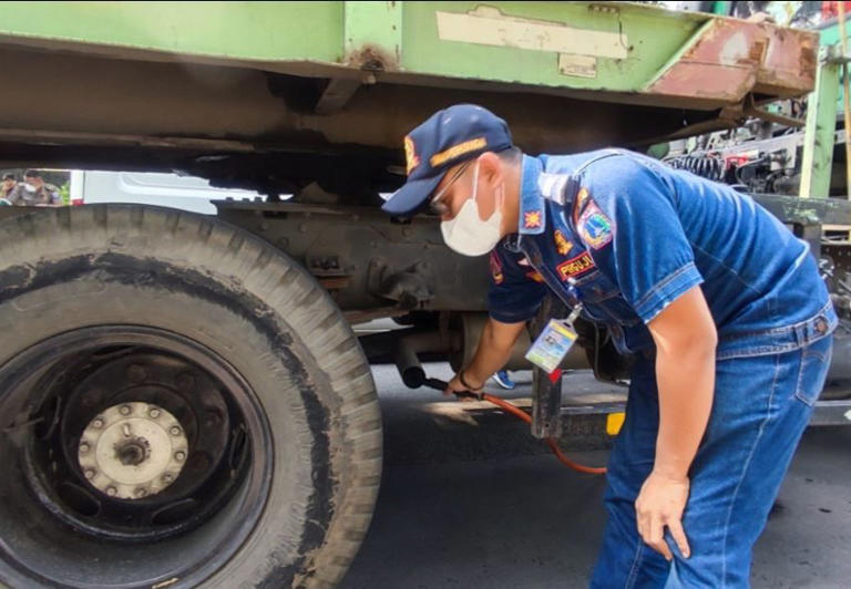 Uji emisi dalam Operasi gabungan Dinas Lingkungan Hidup, bekerja sama dengan Satpol PP, Dinas Perhubungan (Dishub) dan Subdit Gakkum Polda Metro Jaya di Plumpang, Jakarta Utara