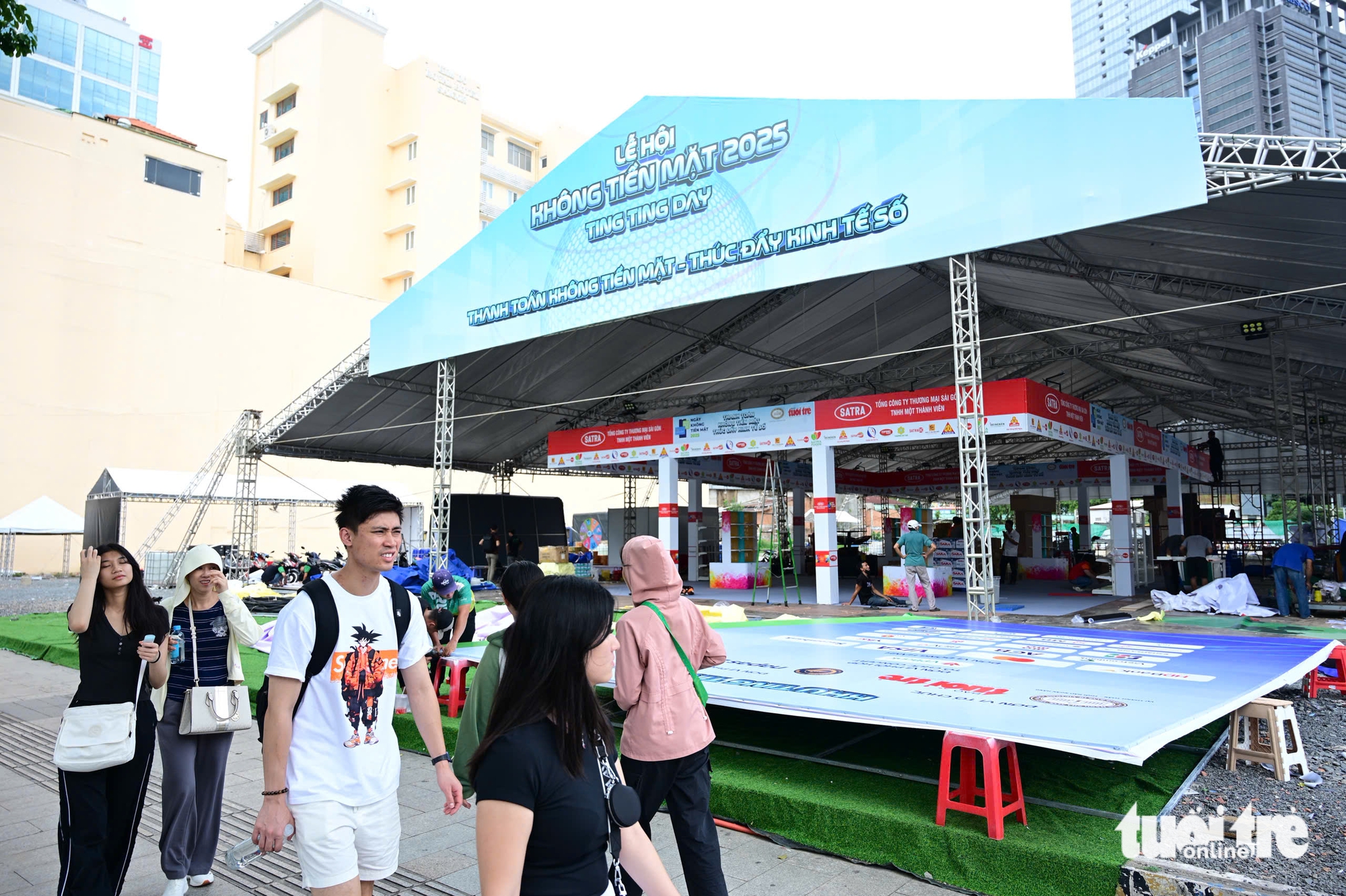 Các gian hàng trong lễ hội không tiền mặt tất bật thi công trước ngày khai mạc - Ảnh: QUANG ĐỊNH