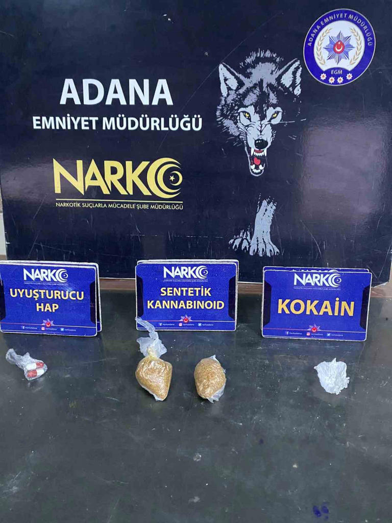 ADANA POLİSİ, SOKAK SATICILARINA YÖNELİK DÜZENLEDİĞİ OPERASYONLARLA UYUŞTURUCUYA GEÇİT VERMEDİ. NARKOTİK EKİPLERİNİN TİTİZ ÇALIŞMASI SONUCU 7 ŞÜPHELİ YAKALANIRKEN, YAPILAN ARAMALARDA BİNLERCE UYUŞTURUCU HAP VE ÇEŞİTLİ UYUŞTURUCU MADDELER ELE GEÇİRİLDİ.