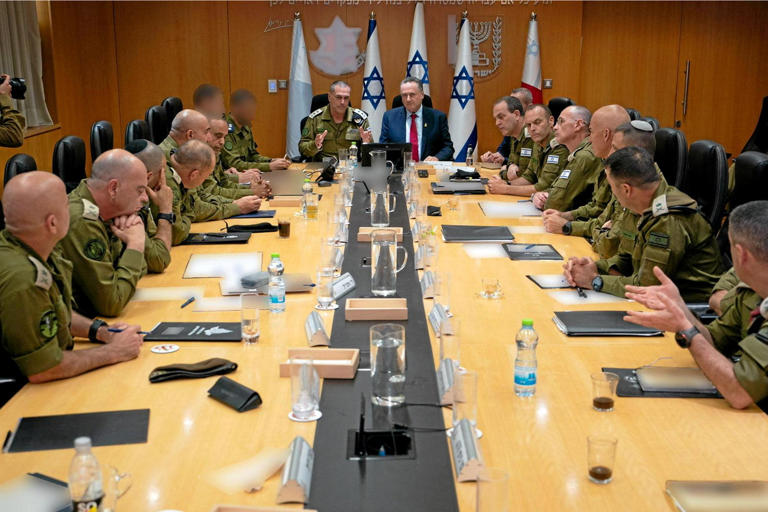Israël frappe l’Iran : de hauts responsables militaires tués, des sites nucléaires touchés