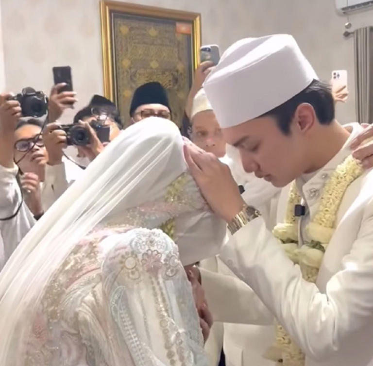 Gus Azmi Anak Siapa? Vokalis Syubbanul Muslimin Nikahi Khansa Mariska