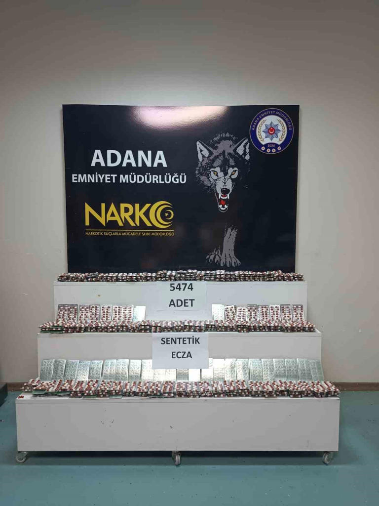 ADANA POLİSİ, SOKAK SATICILARINA YÖNELİK DÜZENLEDİĞİ OPERASYONLARLA UYUŞTURUCUYA GEÇİT VERMEDİ. NARKOTİK EKİPLERİNİN TİTİZ ÇALIŞMASI SONUCU 7 ŞÜPHELİ YAKALANIRKEN, YAPILAN ARAMALARDA BİNLERCE UYUŞTURUCU HAP VE ÇEŞİTLİ UYUŞTURUCU MADDELER ELE GEÇİRİLDİ.