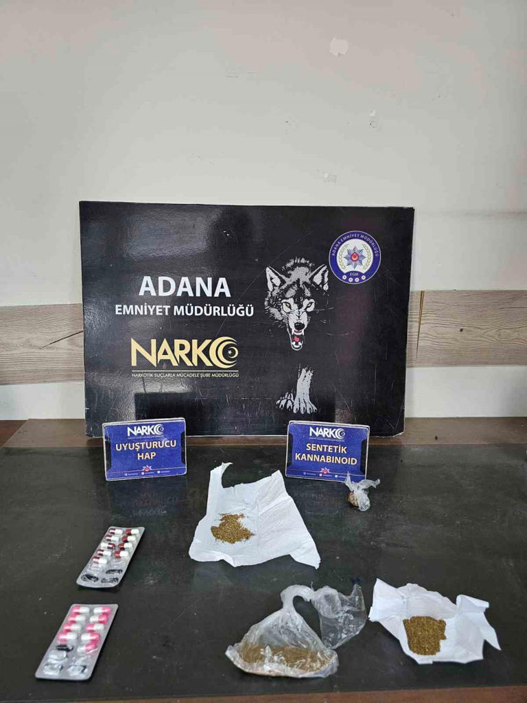 ADANA POLİSİ, SOKAK SATICILARINA YÖNELİK DÜZENLEDİĞİ OPERASYONLARLA UYUŞTURUCUYA GEÇİT VERMEDİ. NARKOTİK EKİPLERİNİN TİTİZ ÇALIŞMASI SONUCU 7 ŞÜPHELİ YAKALANIRKEN, YAPILAN ARAMALARDA BİNLERCE UYUŞTURUCU HAP VE ÇEŞİTLİ UYUŞTURUCU MADDELER ELE GEÇİRİLDİ.