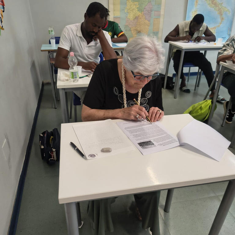 A 86 anni torna sui banchi di scuola e sostiene l'esame di lienzia media