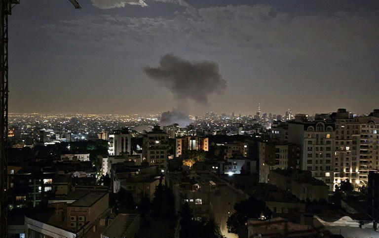 Una foto del canal oficial de Telegram Sepah News del Cuerpo de la Guardia Revolucionaria de Irán (CGRI) del 13 de junio de 2025 muestra columnas de humo saliendo de un sitio que, según se informa, fue blanco de un ataque israelí en la capital iraní, Teherán.