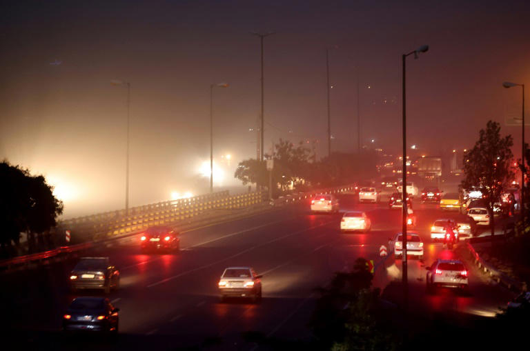 El tráfico fluye en una autopista de la capital iraní, Teherán, tras los ataques israelíes.