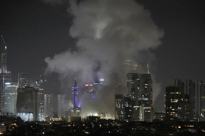Fumaça em Tel-Aviv, Israel, após retaliação do Irã Foto: Leo Correa/AP