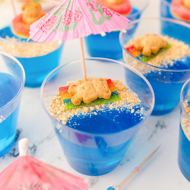Beach Jell-O cups for kids (pool party or BBQ idea!)