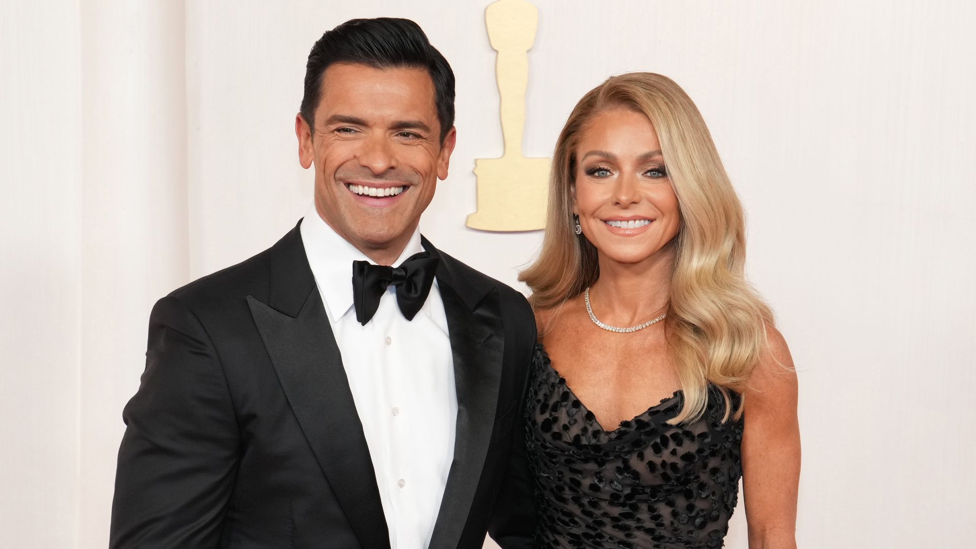 Kelly Ripa reveals Mark Consuelos' diet tip that helped her zip up her
