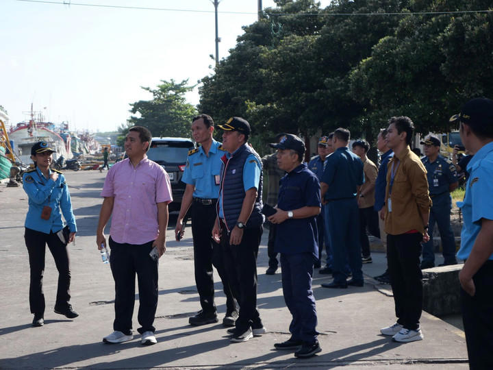 Satgassus mengunjungi dua pelabuhan perikanan yaitu Pelabuhan Perikanan Mayangan di Probolinggo, Jawa Timur dan Pelabuhan Perikanan di Benoa, Bali. Foto: Dok. Divisi Humas Polri