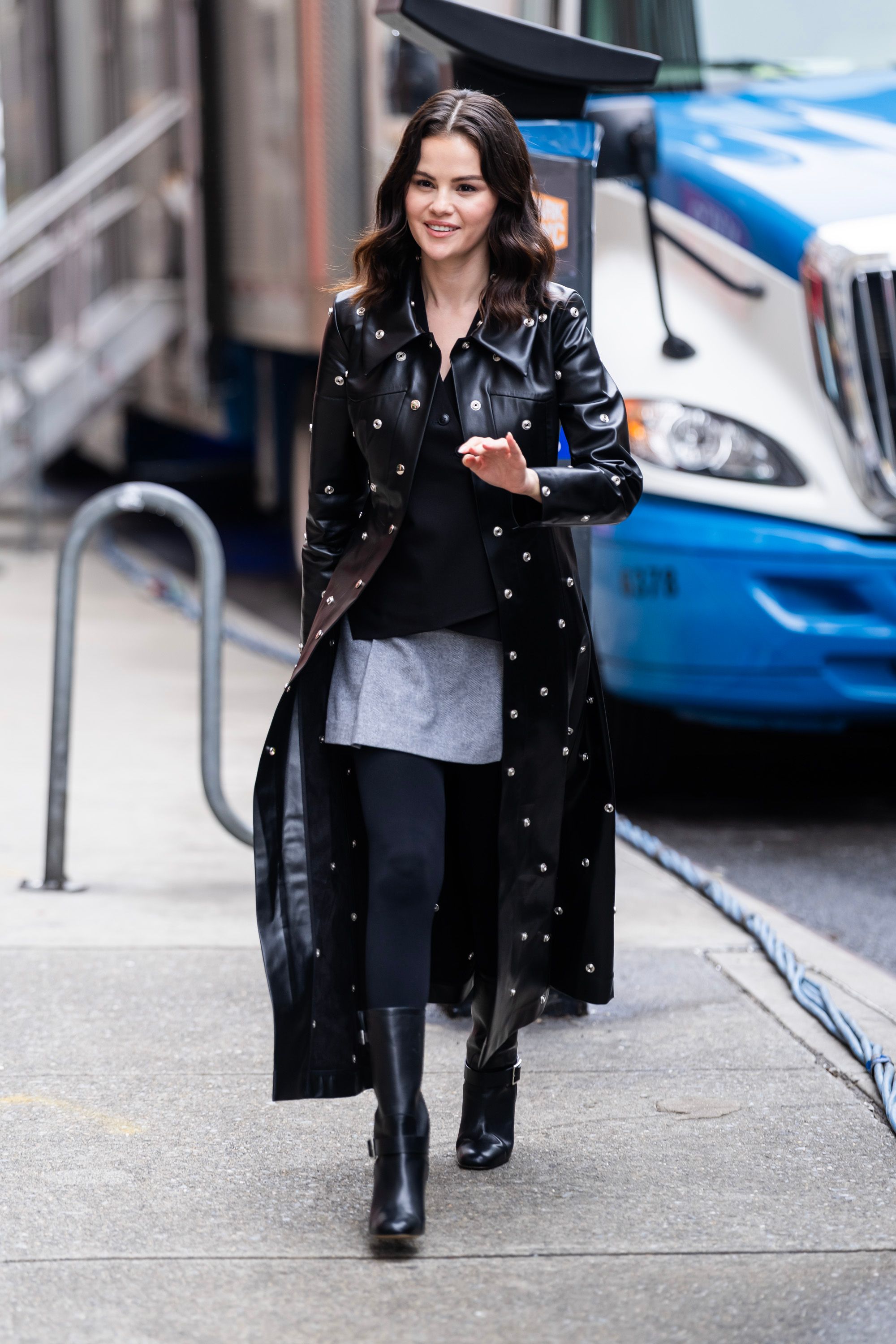 Selena Gomez durante las grabaciones de Only Murders in the Building lleva unas botas negras con hebilla que son tendencia.