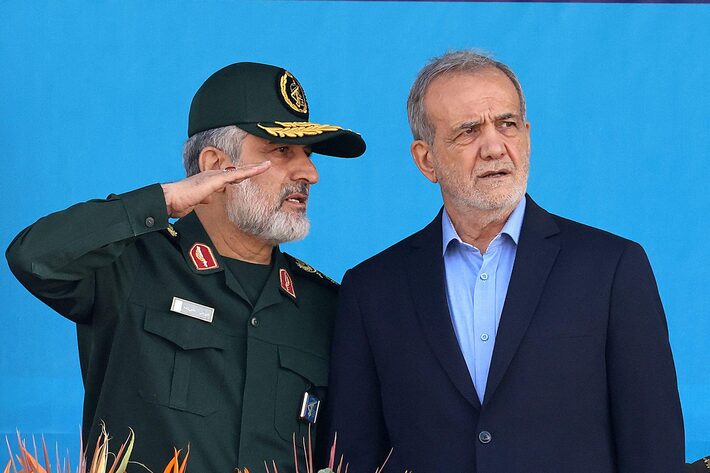 O presidente iraniano Masoud Pezeshkian e o comandante da Força Aeroespacial do Corpo da Guarda Revolucionária Islâmica, Amir Ali Hajizadeh, comparecem ao desfile militar anual que marca o aniversário do início da guerra Irã-Iraque de 1980-1988 em Teerã Foto: Atta Kenare/AFP