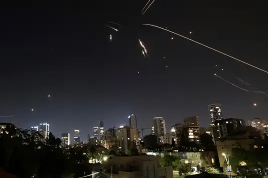 ▲以色列出動空中防禦系統，攔截大量來自以朗的飛彈。（圖／美聯社／達志影像）