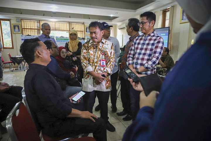 Inspektur Jenderal Kementerian Pendidikan Dasar dan Menengah, Faisal Syahrul, melakukan kunjungan mendadak ke SMAN 1 Bekasi, Jawa Barat, Sabtu (14/6/2025). Foto: Iqbal Firdaus/kumparan