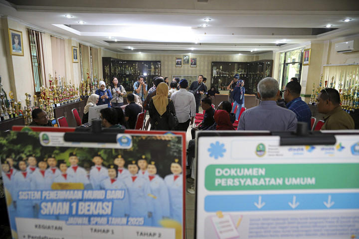 Suasana pelaksanaan SPMB di SMA Negeri Bekasi, Jawa Barat, Sabtu (14/6/2025). Foto: Iqbal Firdaus/kumparan