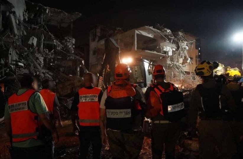 Initial reports of a rocket impact in Tel Aviv, rescue teams operate to ...