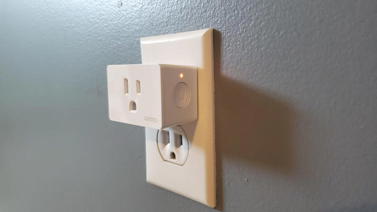 A tiny, LED indicator light lets you know the status of your smart plug and if it's rebooting or shut down. Molly Price/CNET