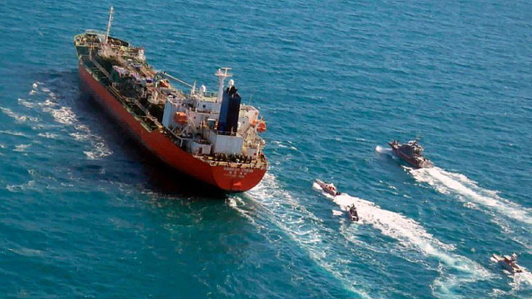 un petrolero de bandera surcoreana incautado es escoltado por barcos de la Guardia Revolucionaria iraní en el Golfo Pérsico.