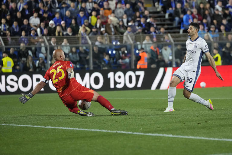 Como's goalkeeper Pepe Reina, left, saves a shot by Inter Milan's Mehdi Taremi during the Serie A soccer match between Como and Inter Milan at the Sinigaglia stadium in Como, Italy, Friday, May 23, 2025. (AP Photo/Luca Bruno)