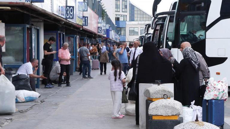 Hava sahası kapandı! Ülkelerine dönmek isteyen İranlılar otogara akın etti