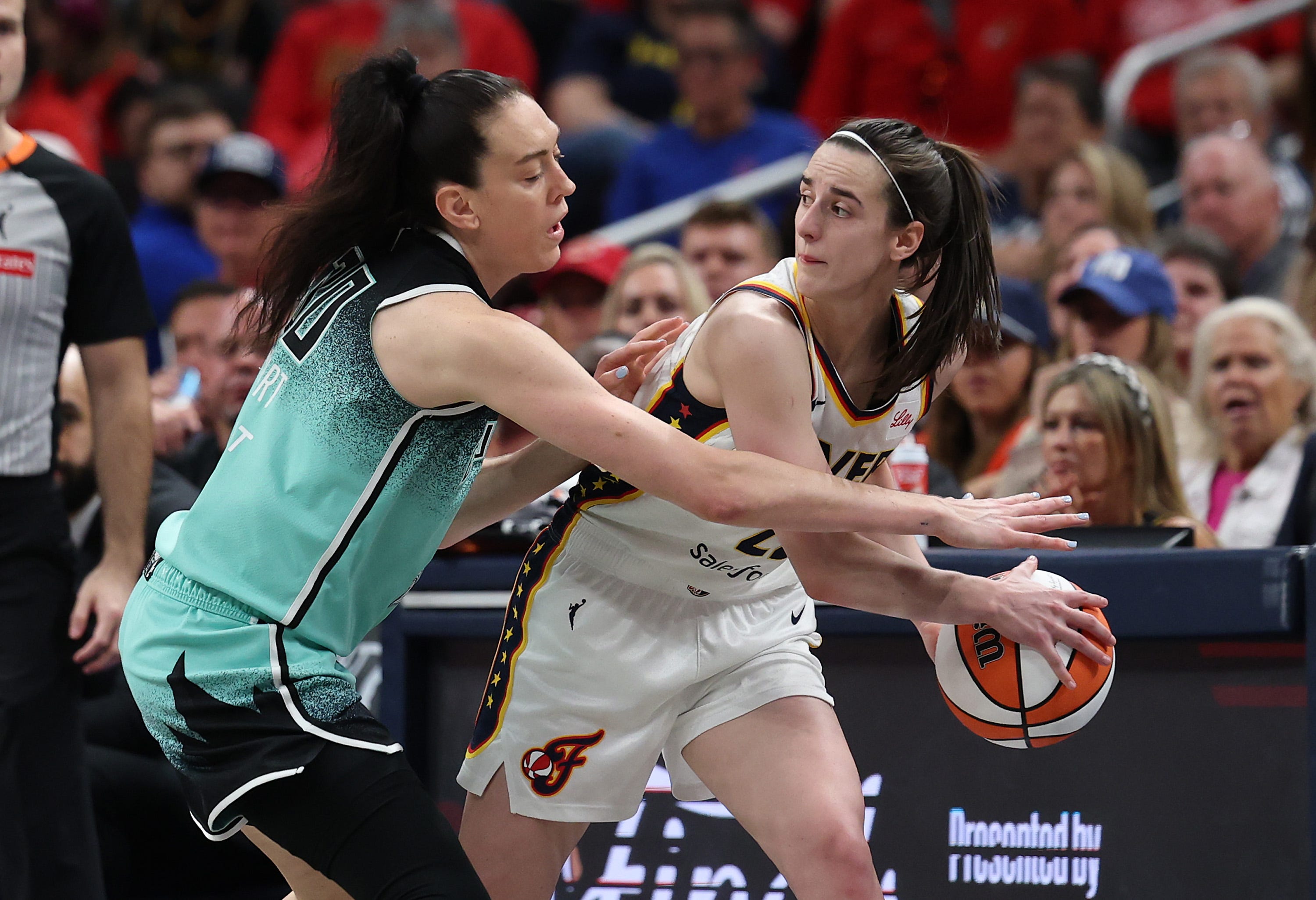 Breanna Stewart just laughed at this ridiculous Caitlin Clark step-back ...